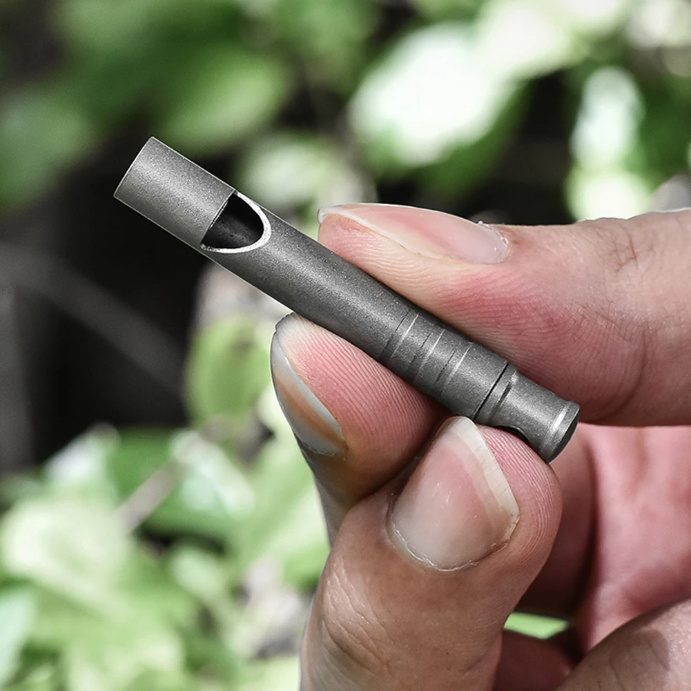 야외 티타늄 비상 호루라기 초경량 미니 EDC 호루라기 목걸이 착용 생존 탐험을위한 애완 동물 훈련 호루라기 저항