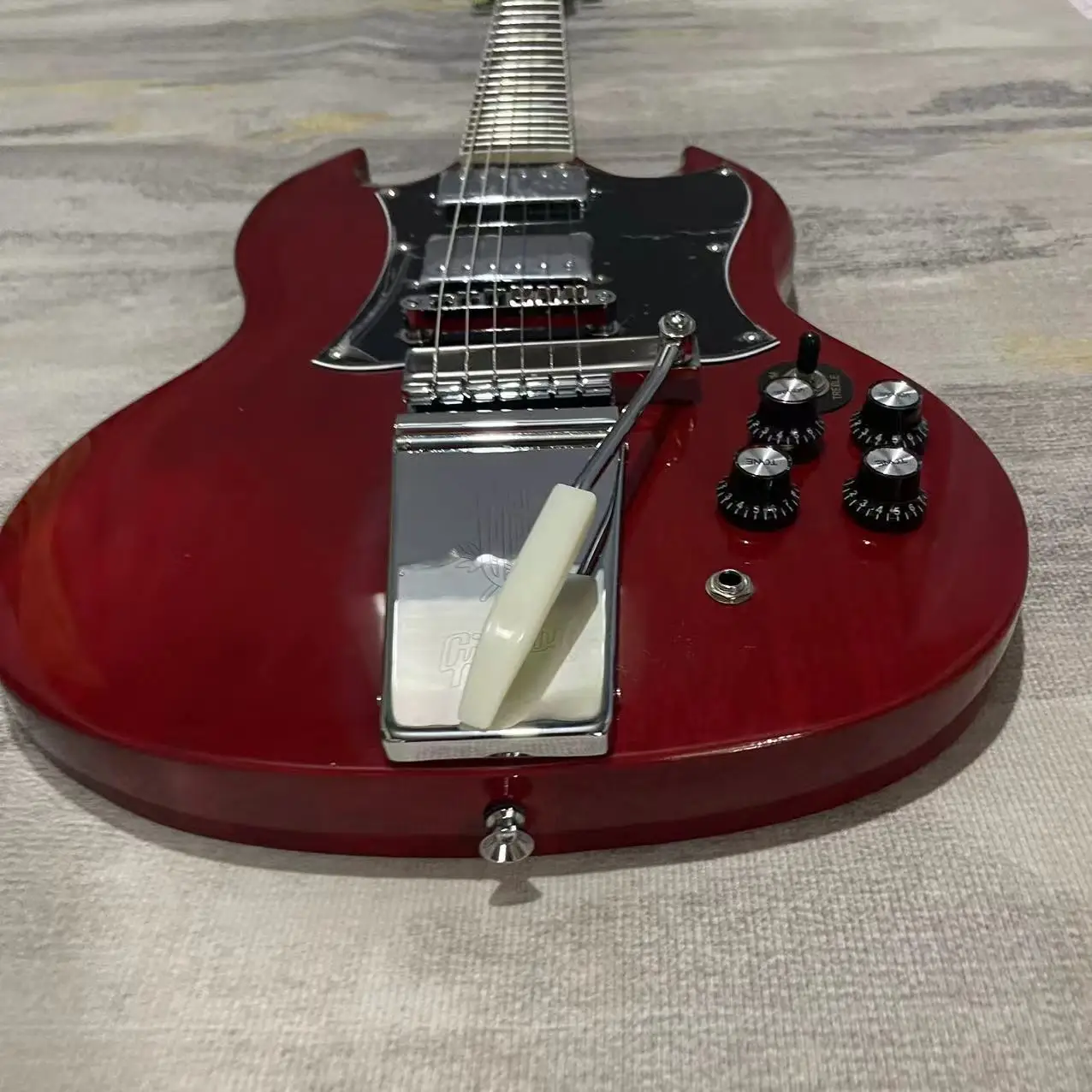 Tersedia, gitar listrik 6-chord SG, bodi merah transparan, joystick vibrato, gambar pengiriman nyata, pesanan segera dikirim