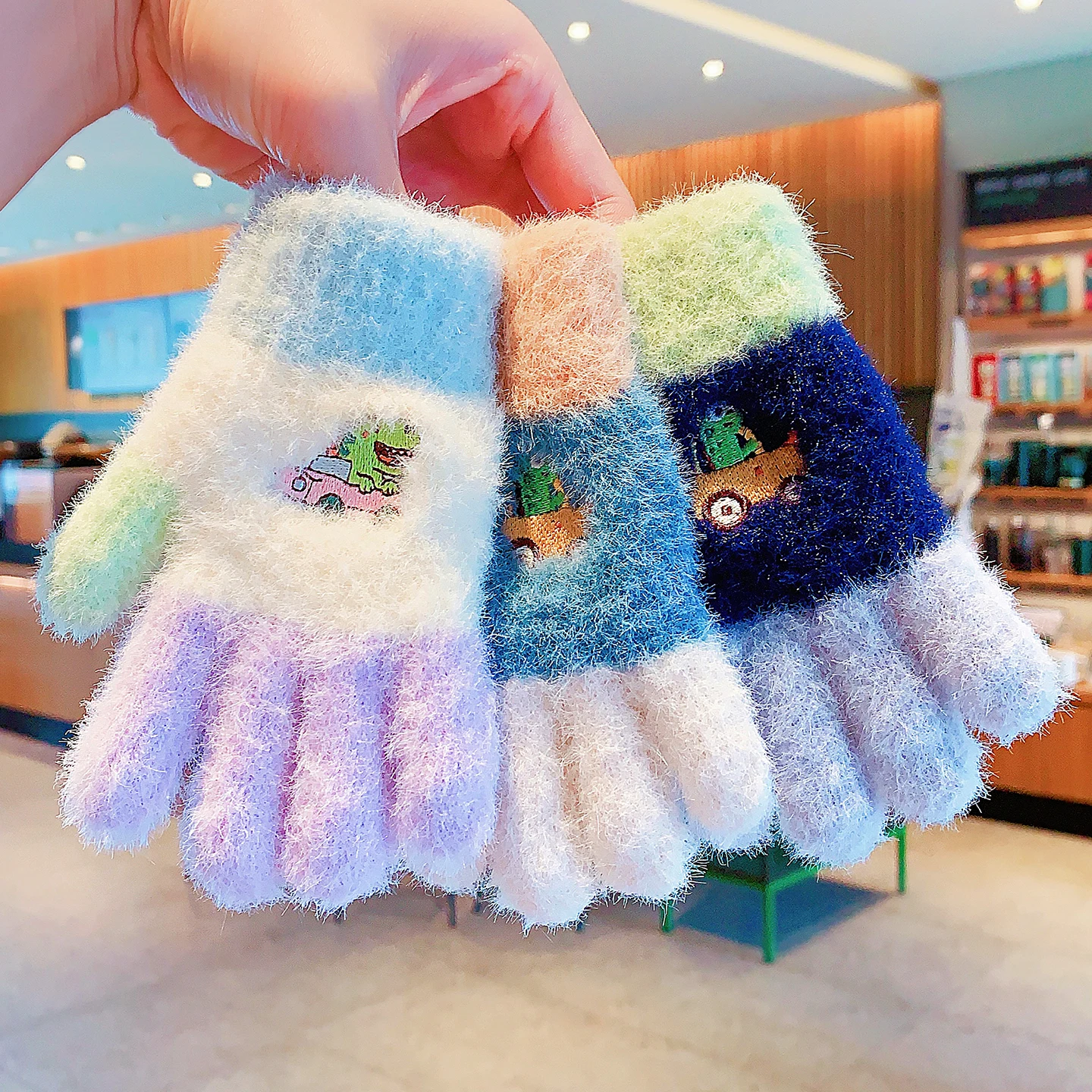 Kinder-Winterhandschuhe mit vollen Fingern, 6-10 Jahre, niedliche Cartoon-Dino-Stickerei, flauschige Plüsch-Wärmehandschuhe, Kinder-Outdoor-Kälteschutzhandschuhe – Detail 4