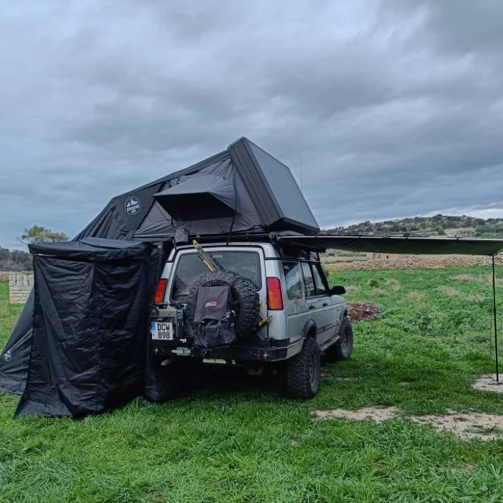 

Водонепроницаемая алюминиевая палатка на крыше с твердым корпусом и прочным холстом. Отличные возможности для кемпинга на открытом воздухе.