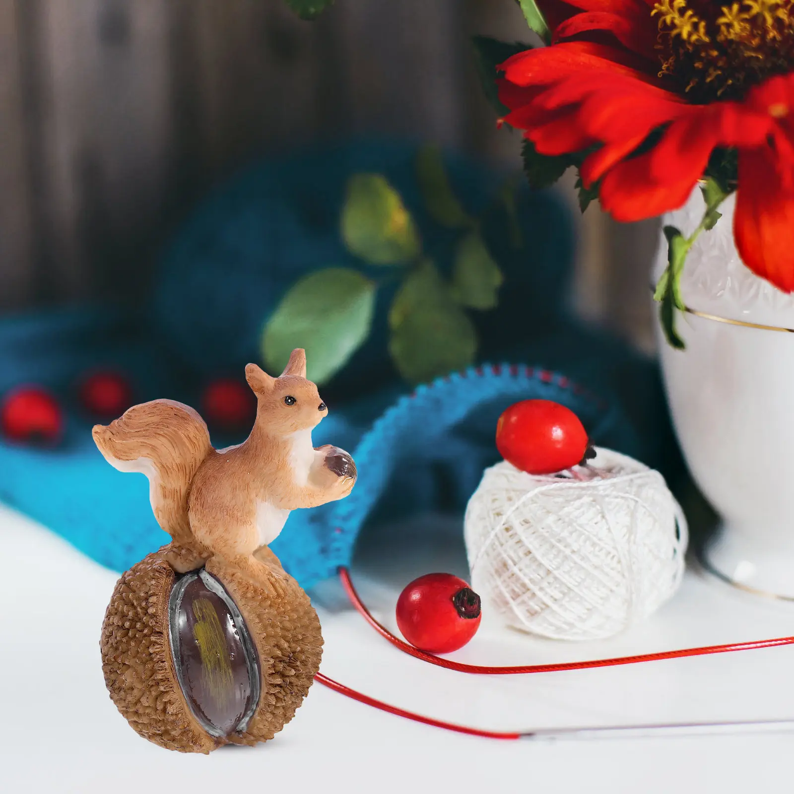 1Pcs Resin Squirrel Statue Realistic Lifelike Craftsmanship Indoor Outdoor Garden Balcony Desk Window Sill Decor Home Room