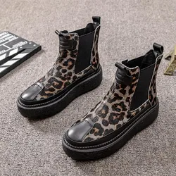 Scarpe da donna nuove invernali europee stivali da crine di cavallo in pelle del vento britannico torta allentata fondo spesso stivaletto con motivo leopardato