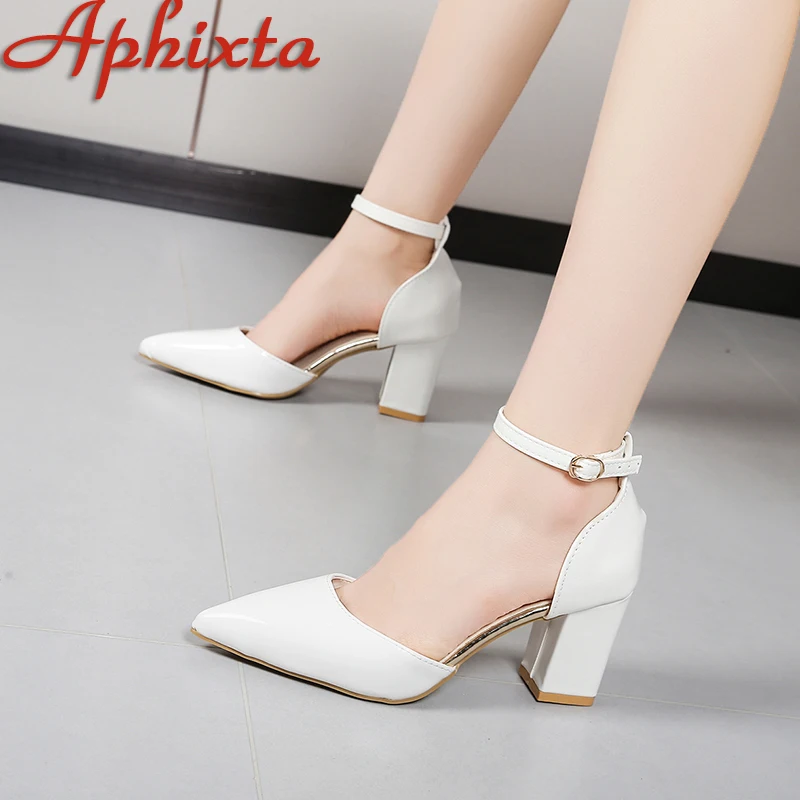 Aphixta Weiße Sommersandalen mit Absatzabdeckung aus Lackleder, 7 cm, quadratische Absätze, Perlenkette, Gürtelschnalle, spitze Zehenschuhe, große Größe 53