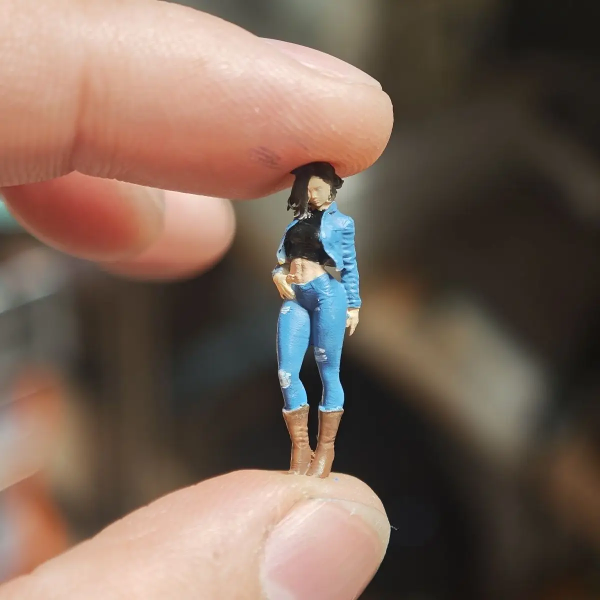 

Статическая модель-фигурка 1/64: Девушка в джинсах для диорамы с моделью автомобиля