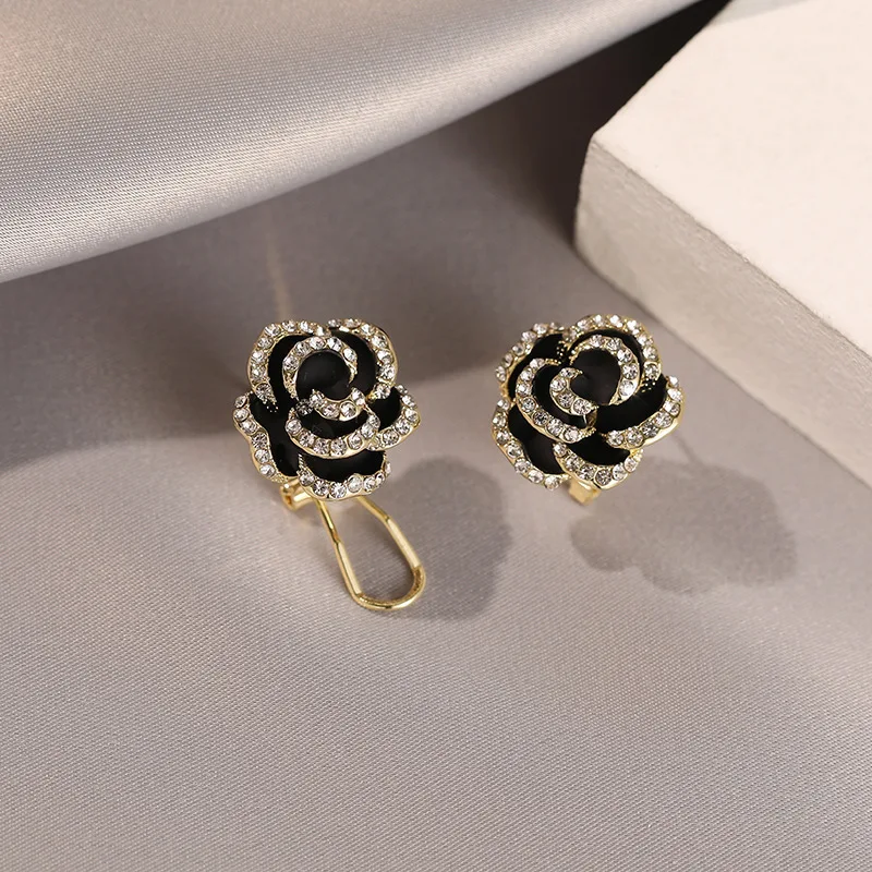 Sexy and Shiny Rhinestone Black Camellia Flower Earrings Luxury Accessories for 2024 Fashion Jewelry Women\'s and Girls\' Party