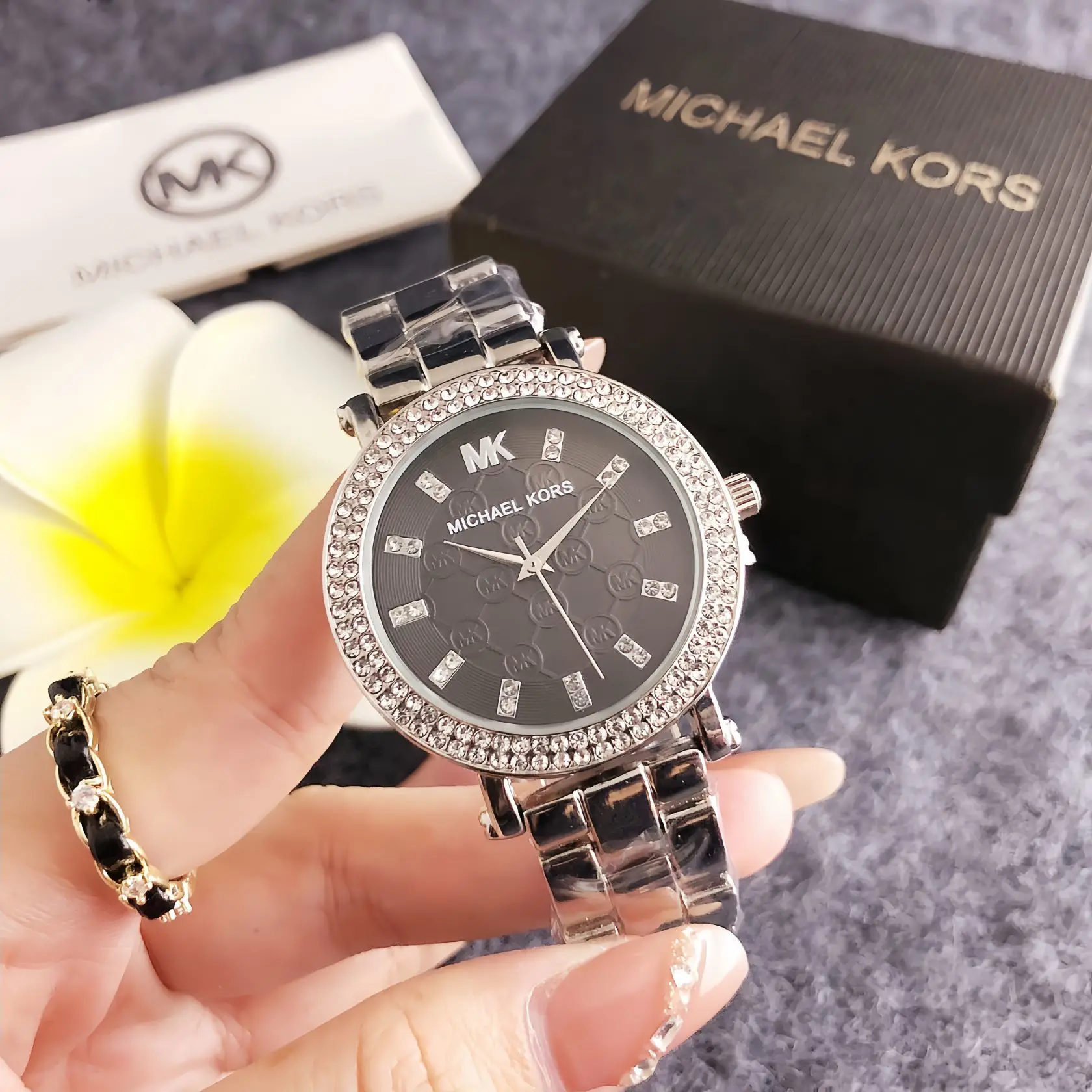 Brandneue Michael Kors Luxus-Damenuhr, zifferblatt mit Diamantakzenten, Quarzwerk, lässiger Business-Stil, Material aus Legierung.
