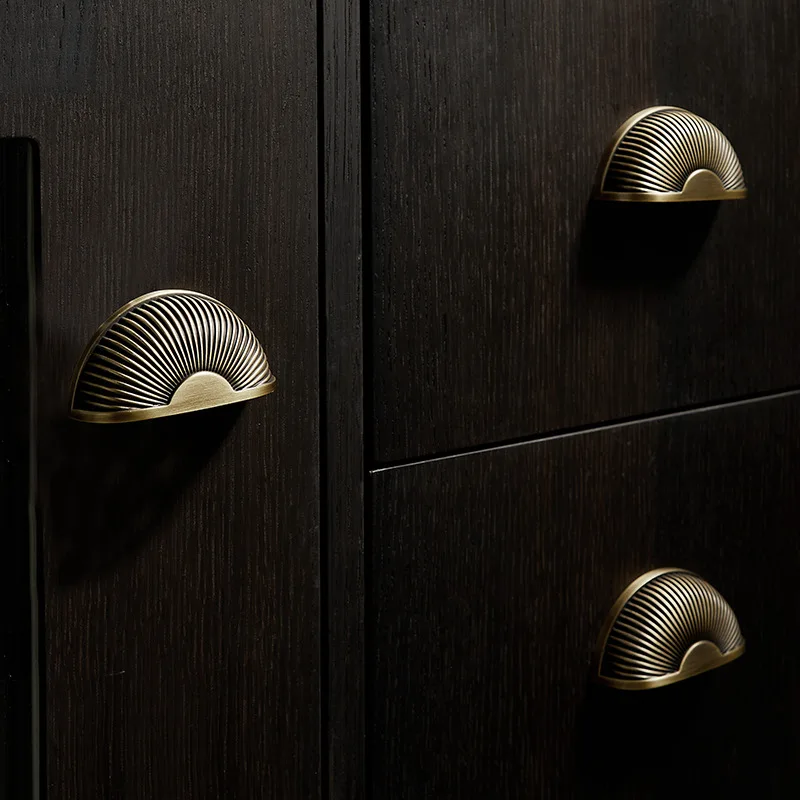 Brass vintage European-style handle, modern light luxury shell yellow antique bronze drawer cabinet wine cabinet small handle