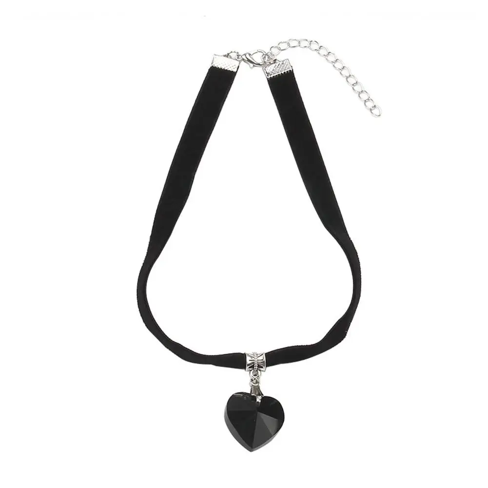 Retro Vintage Gothic Chocker Harajuku Love Heart Chokers Black Heart Pendant Goth Velvet Necklace Crystal Choker Q2T2