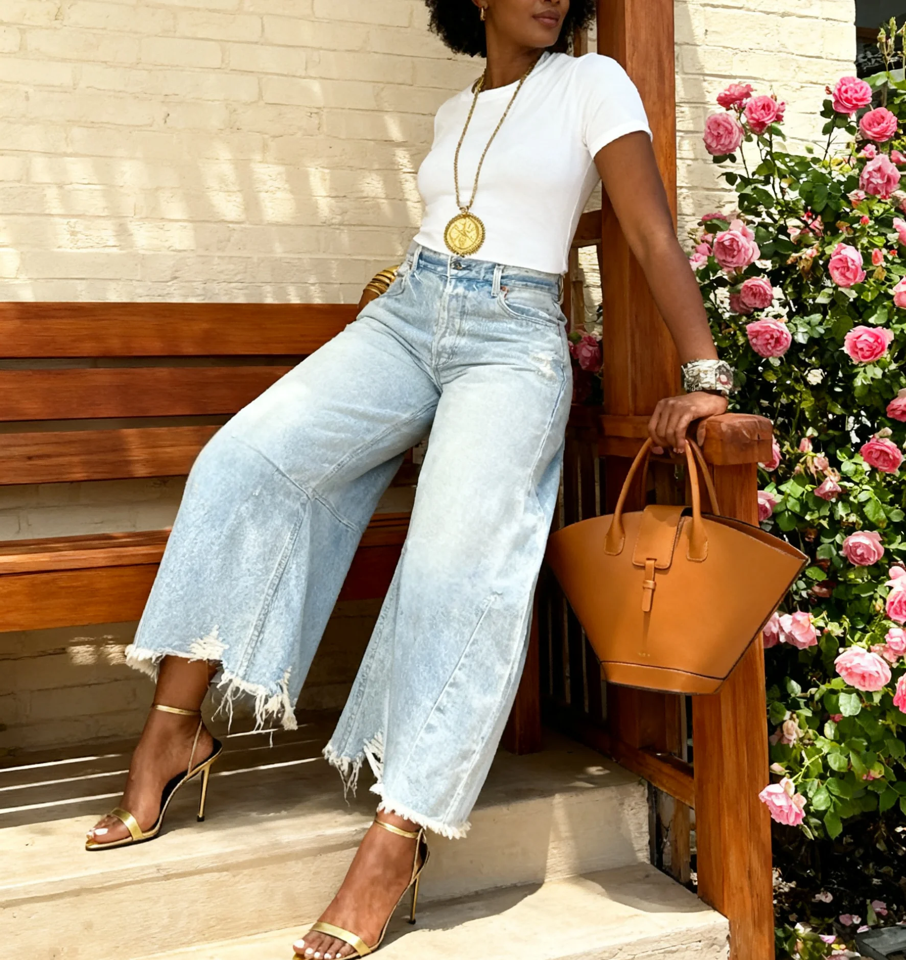 Damskie jeansy o wysokim stanie, o kroju w kształcie podkowy, luźne, z modnym surowym wykończeniem i bez elastycznego materiału. |   Modna kieszeń z surowym wykończeniem