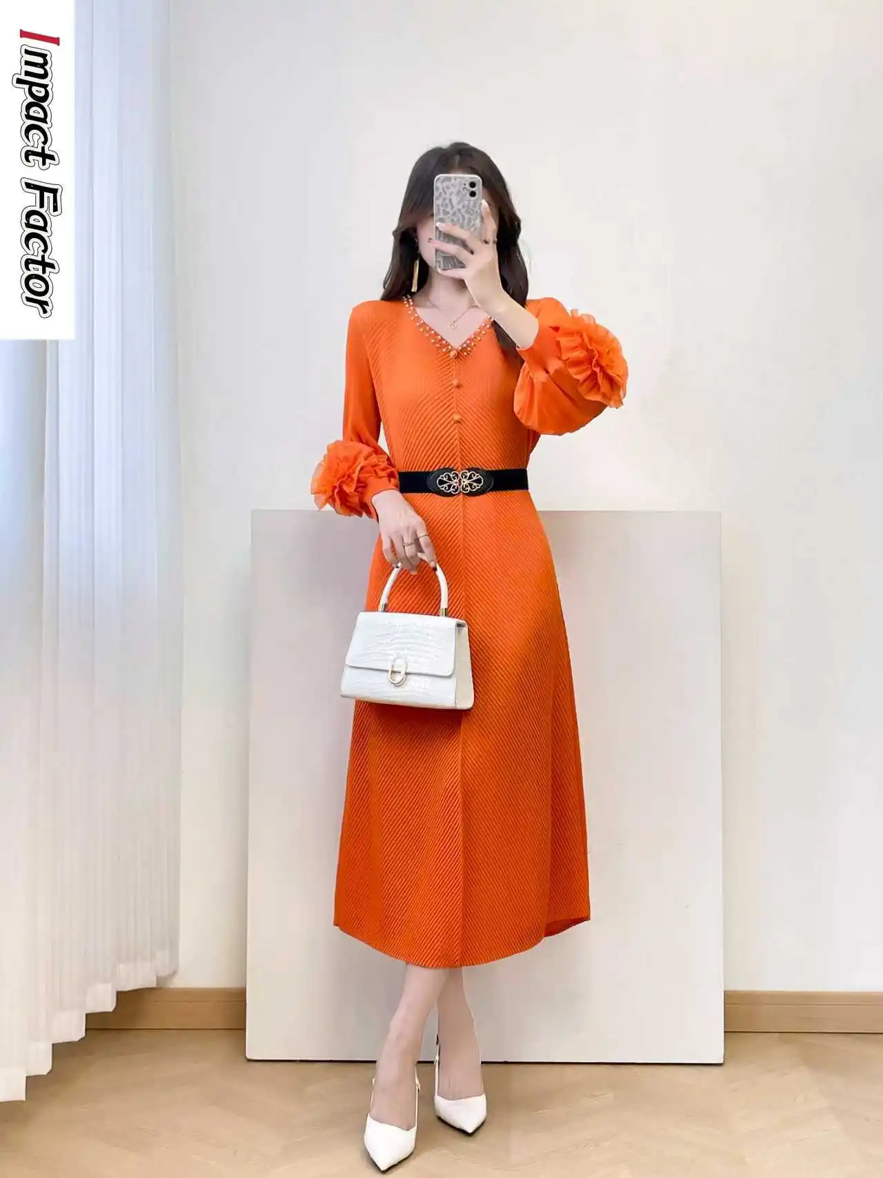 

2025 Autumn and Winter New V-neck Solid Color Dress Fish Scale Folds Loose Elegant Temperament Skirt Women
