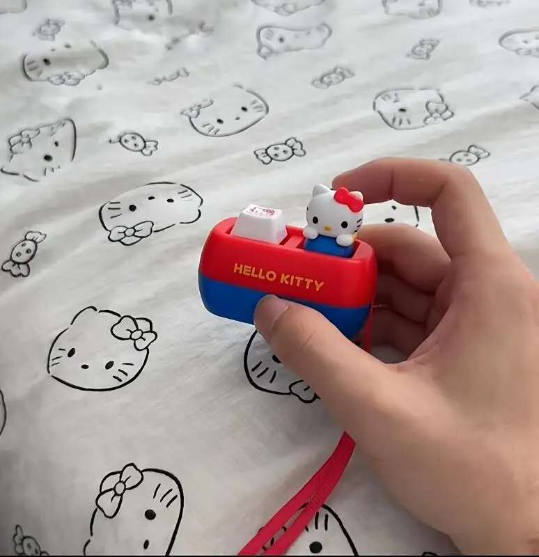 Sanrio Hello Kitty Portachiavi con pulsante vocale Kt Cat Keycap Giocattolo antistress Simpatico pulsante per tastiera Squishy Desk Decor Regali di compleanno