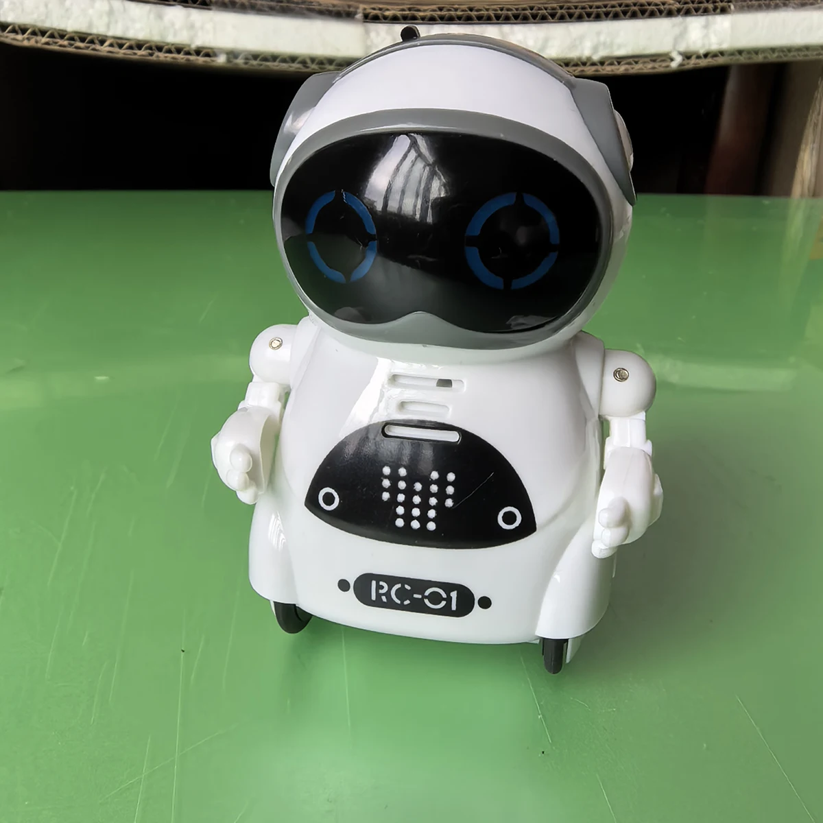 ポケットロボット おしゃべり インタラクティブ対話 音声認識 録音 歌って踊る 物語を語る ミニロボット おもちゃ