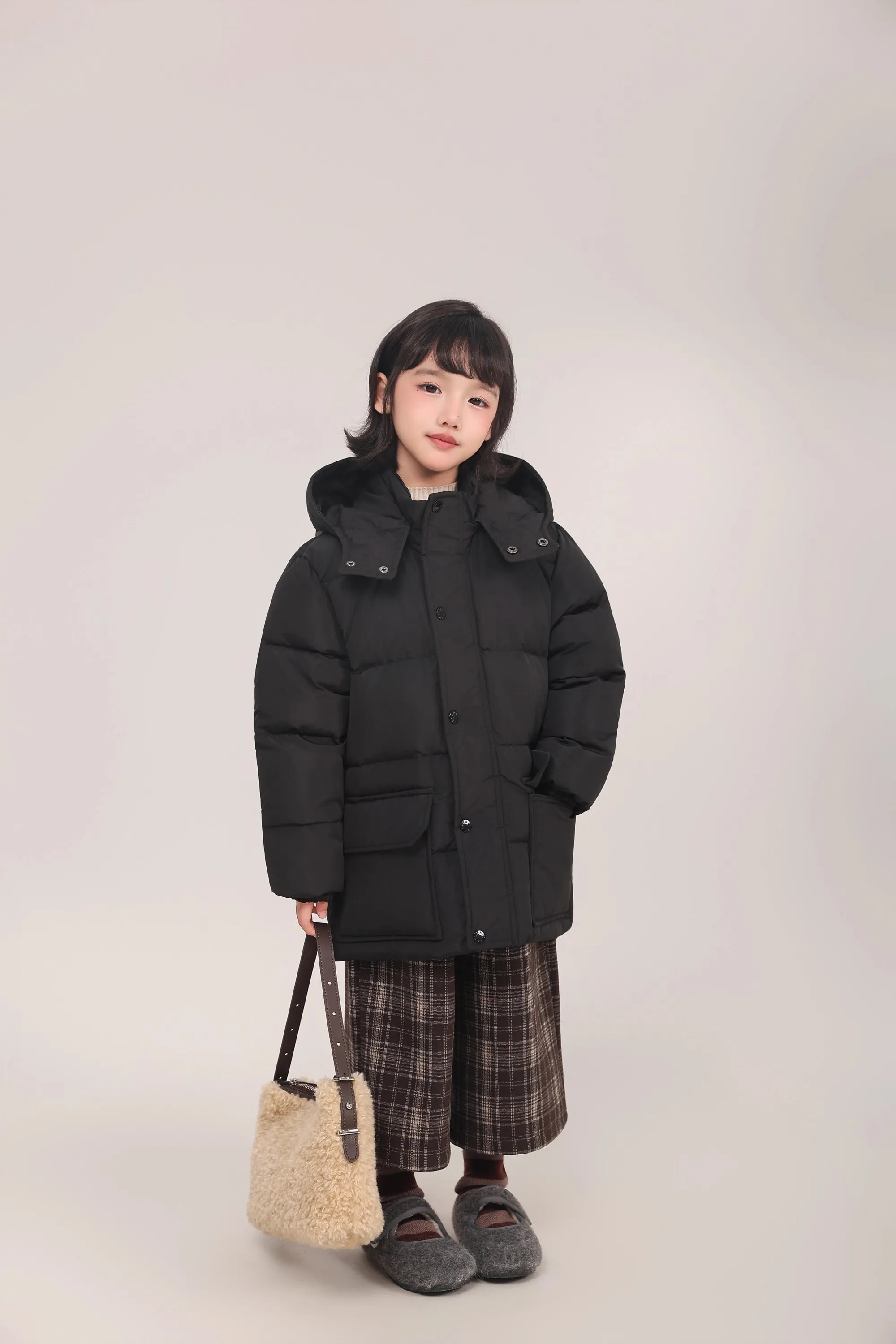 Kinder-Daunenjacke mit 90% Weißer Entendaune, Braune Kapuze, Mittellange Daunenjacke mit Großen Taschen, Dicke Warme Winteroberbekleidung für Mädchen A4853 – Detail 11