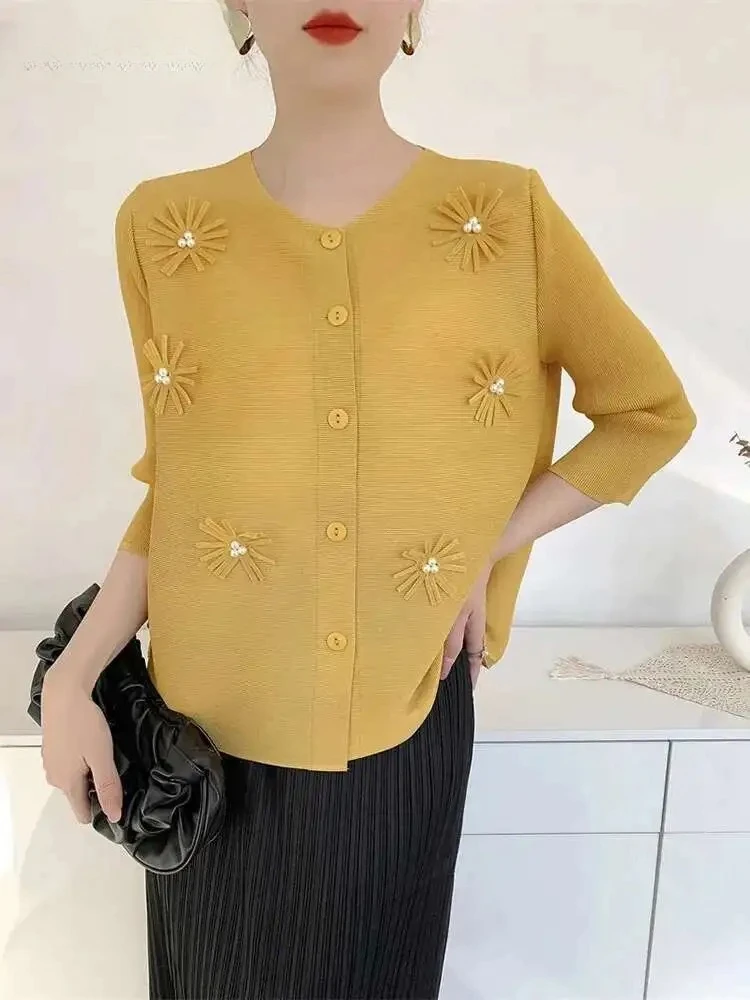 

Pleated 3D Flower T-shirt Women's Fashion Round Neck Single Breasted Solid Colour Loose Casual Beaded Miyake Summer New 2025