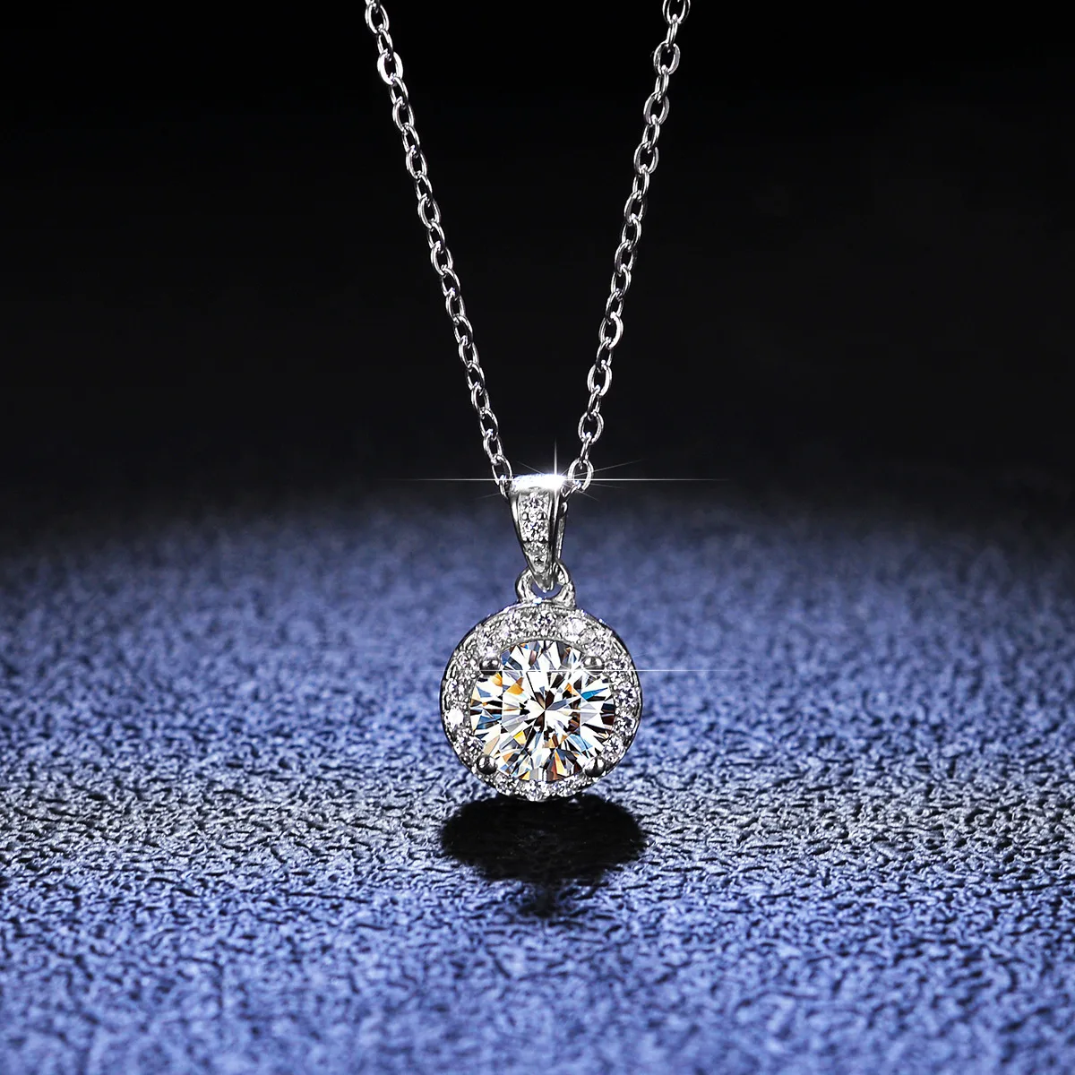 Boutique PT950 platinum necklace 1 carat moissanite diamond pendant womens light luxury fashion round bag new clavicle chai