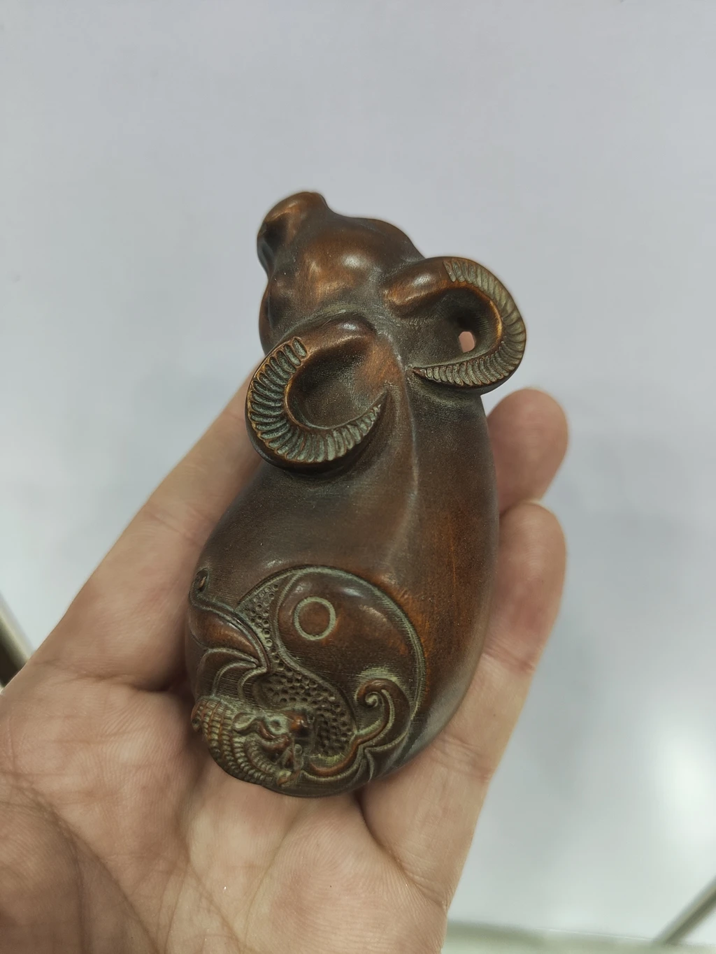 Natural hawthorn wood decorative tabletop piece for a cow-shaped tableware