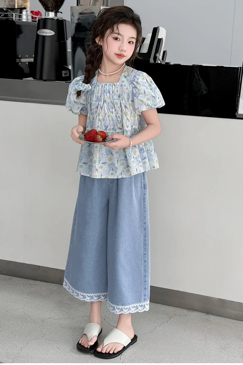 Mädchenanzug Sommer 2026: Blumenmuster Puffärmel-Top mit eckigem Ausschnitt und weite Jeans mit Spitzenbesatz – Zweiteiliges Set für Kinder – Detail 10