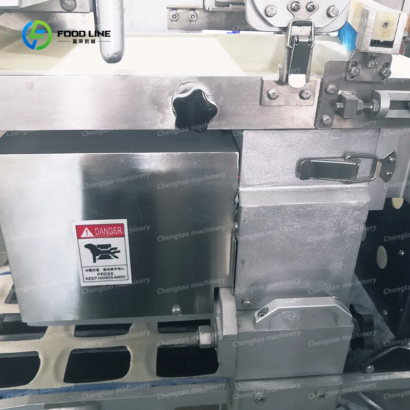 تستخدم المصنع ماكينة صنع Siomai اليدوية ذات السعة العالية لأفضل جودة