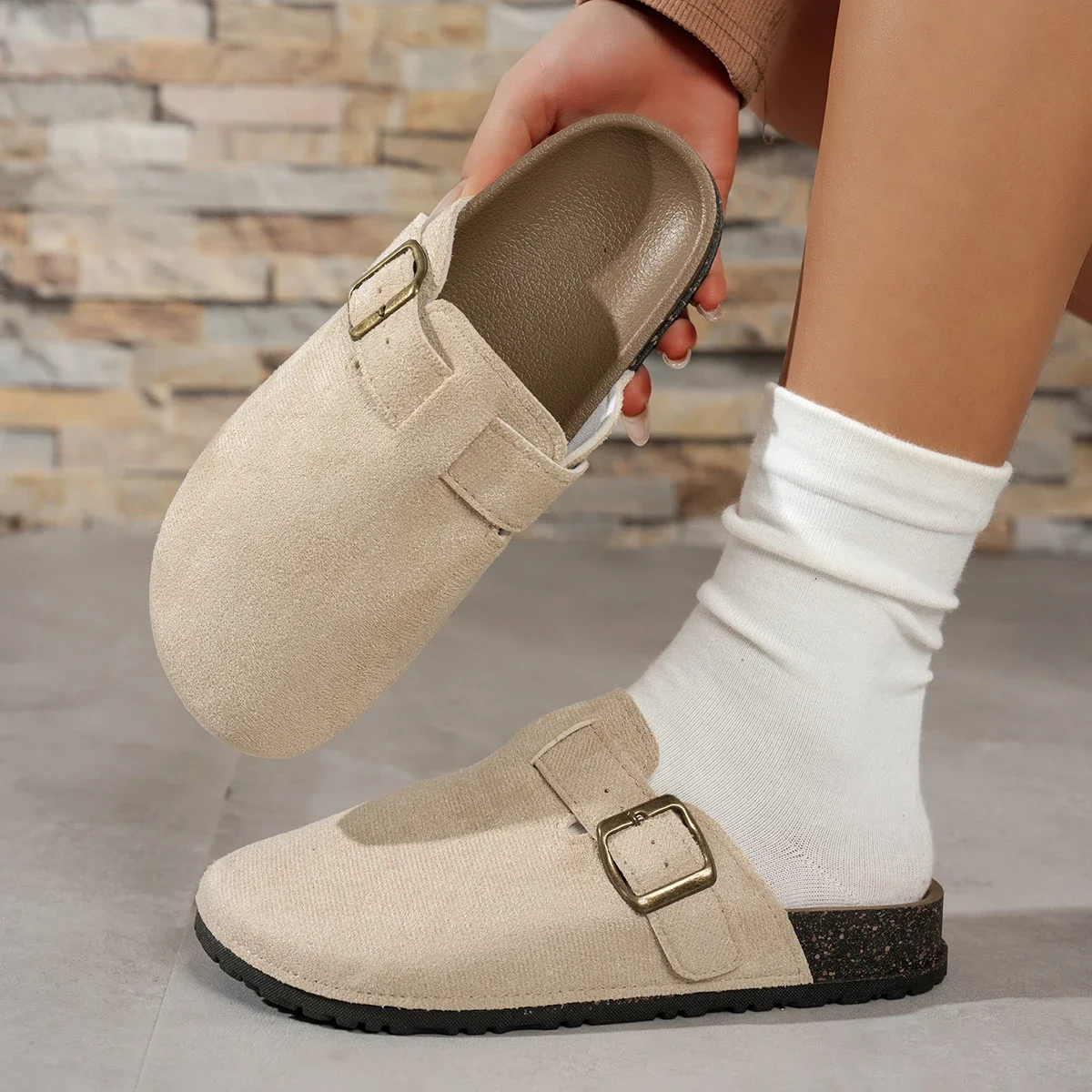 Damen Wildleder Clog Mule Pantoletten mit Verstellbarer Schnalle, Geschlossener Zehenpartie, Rückenfreie Flache Schuhe für Innen und Außen, Freizeit-Schuhe – Detail 5