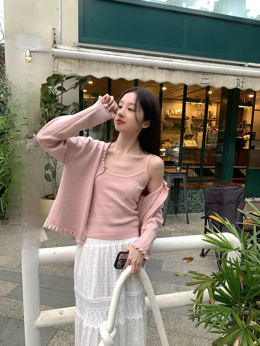 

Комплект из двух предметов: вязаный кардиган-жилет с кружевным воротником на одной пуговице и топ с высокой талией, однотонный, весенний стиль