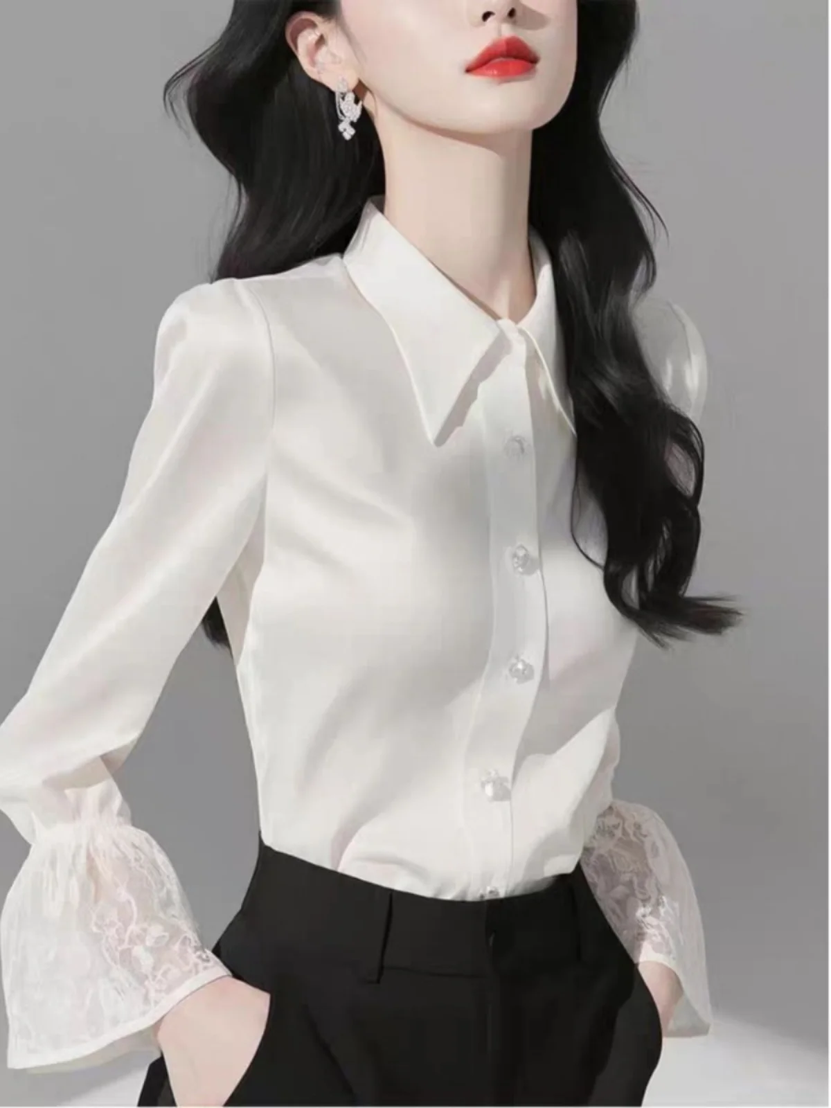 

Элегантная модная женская блузка с кружевной отделкой и расклешенными рукавами, дизайнерская, для офиса, из полиэстера, с длинными рукавами, на пуговицах.