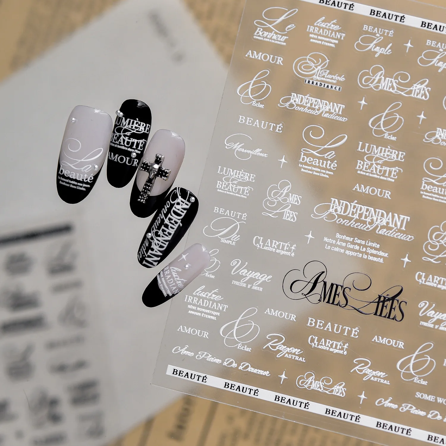 Minimalistische französische Wörter-Schriftzug-Nagelaufkleber 5D Handschriftliche französische Phrasen Liebeszitat Sternzeichen Nagelkunst-Sticker Sanfte Schicke Maniküre