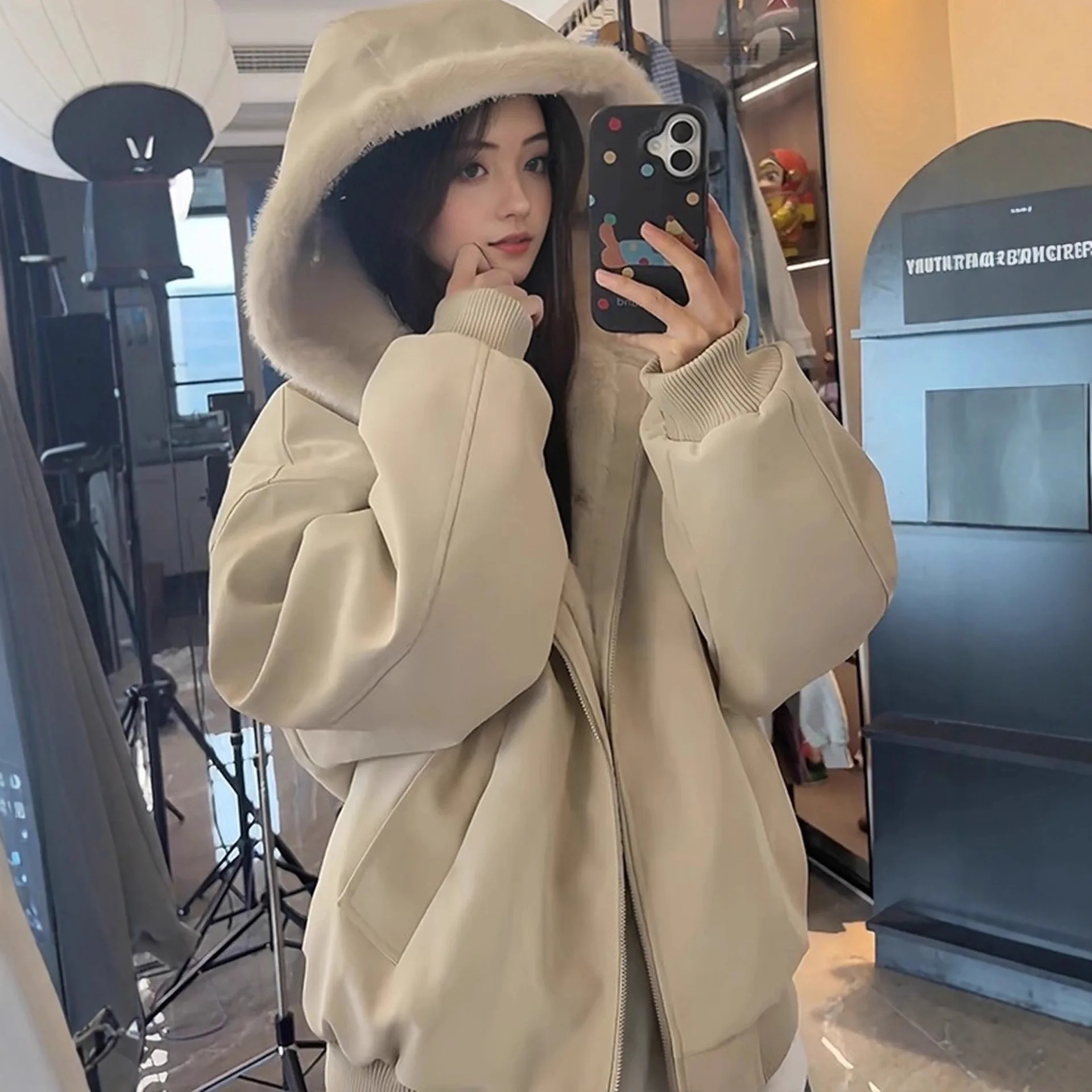 سترة جلدية بغطاء للرأس على الطراز الأمريكي لعام 2025 سترة قطنية للرجال والنساء للشتاء مع سترة قطنية سميكة ودافئة بياقة من الفرو