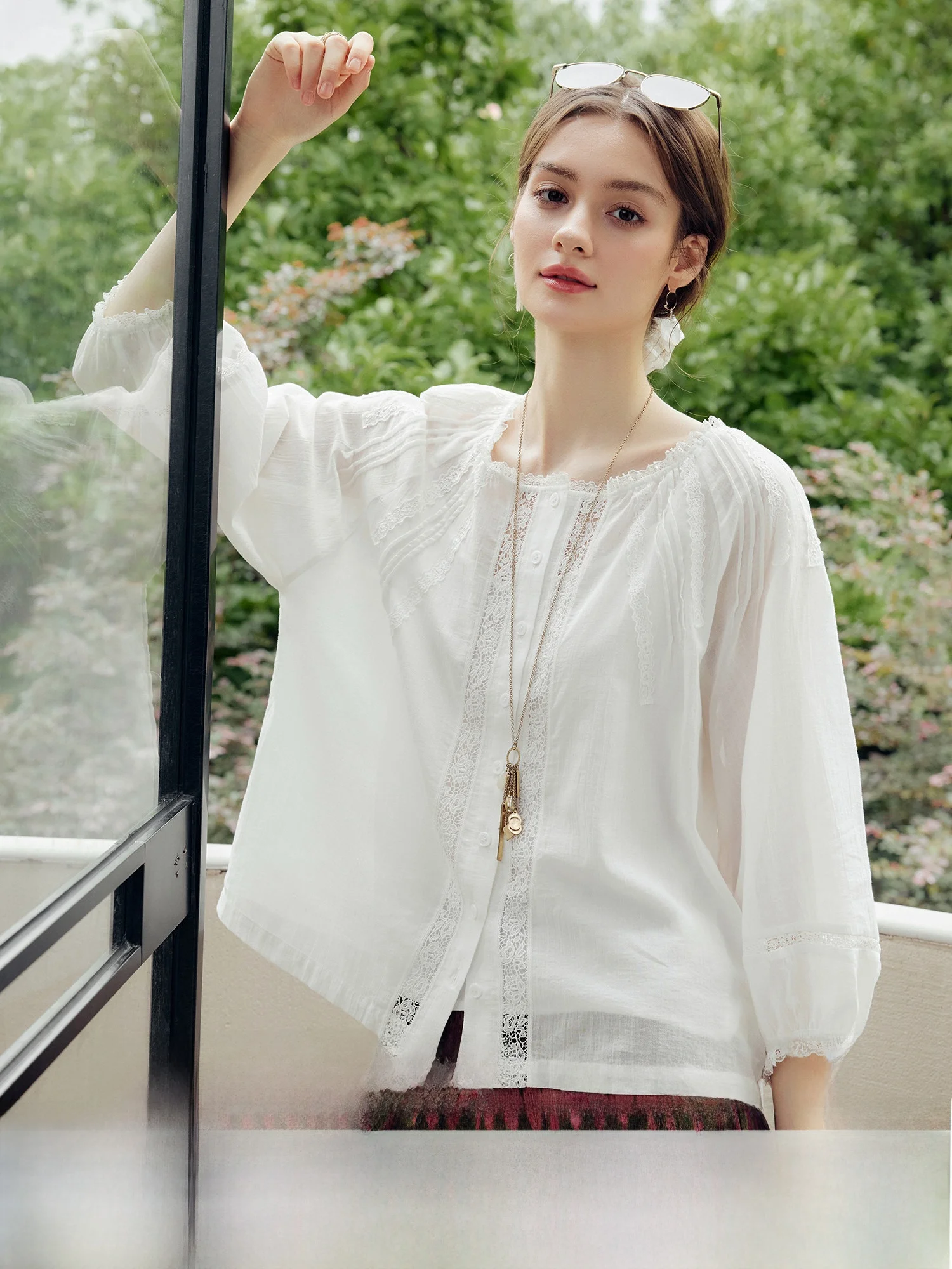 

French Sle Loose Fit Cotton irt with Hollow out Lace Trim Seven Quarter Sve Open Collar Long Velvet Cotton Top
