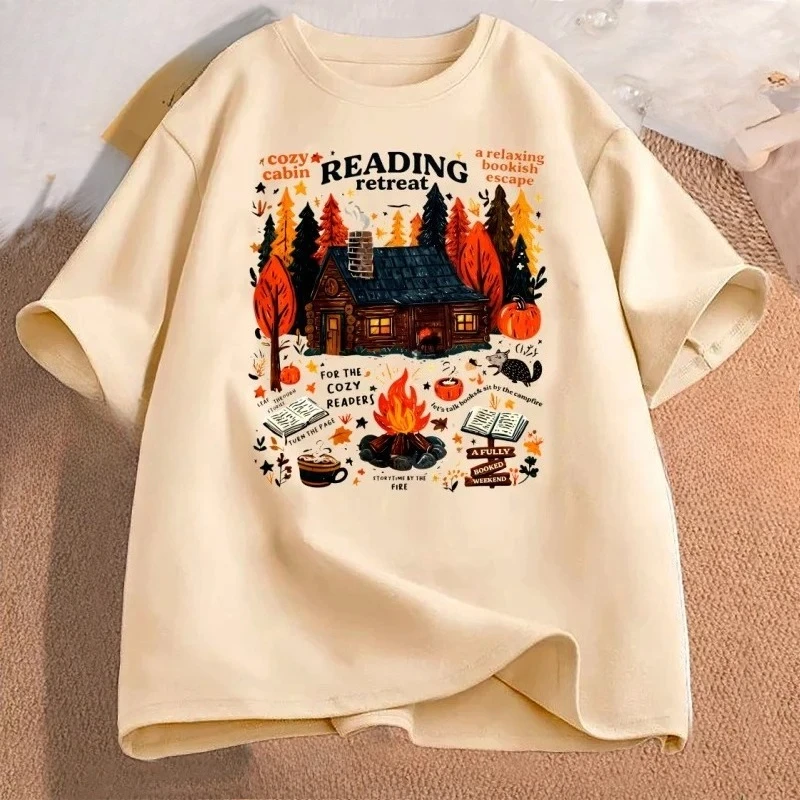 

Уютная футболка с изображением домика для чтения, осенняя футболка с книгой, осенняя уютная футболка для чтения с тыквой и пряностями, футболка с коротким рукавом