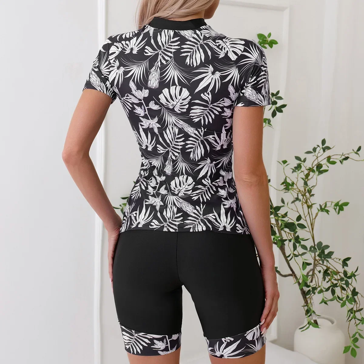 Traje de surf de dos piezas para mujer, Tankini conservador con estampado de hojas a la moda, traje de baño de manga corta con cremallera, traje de baño para playa 2024