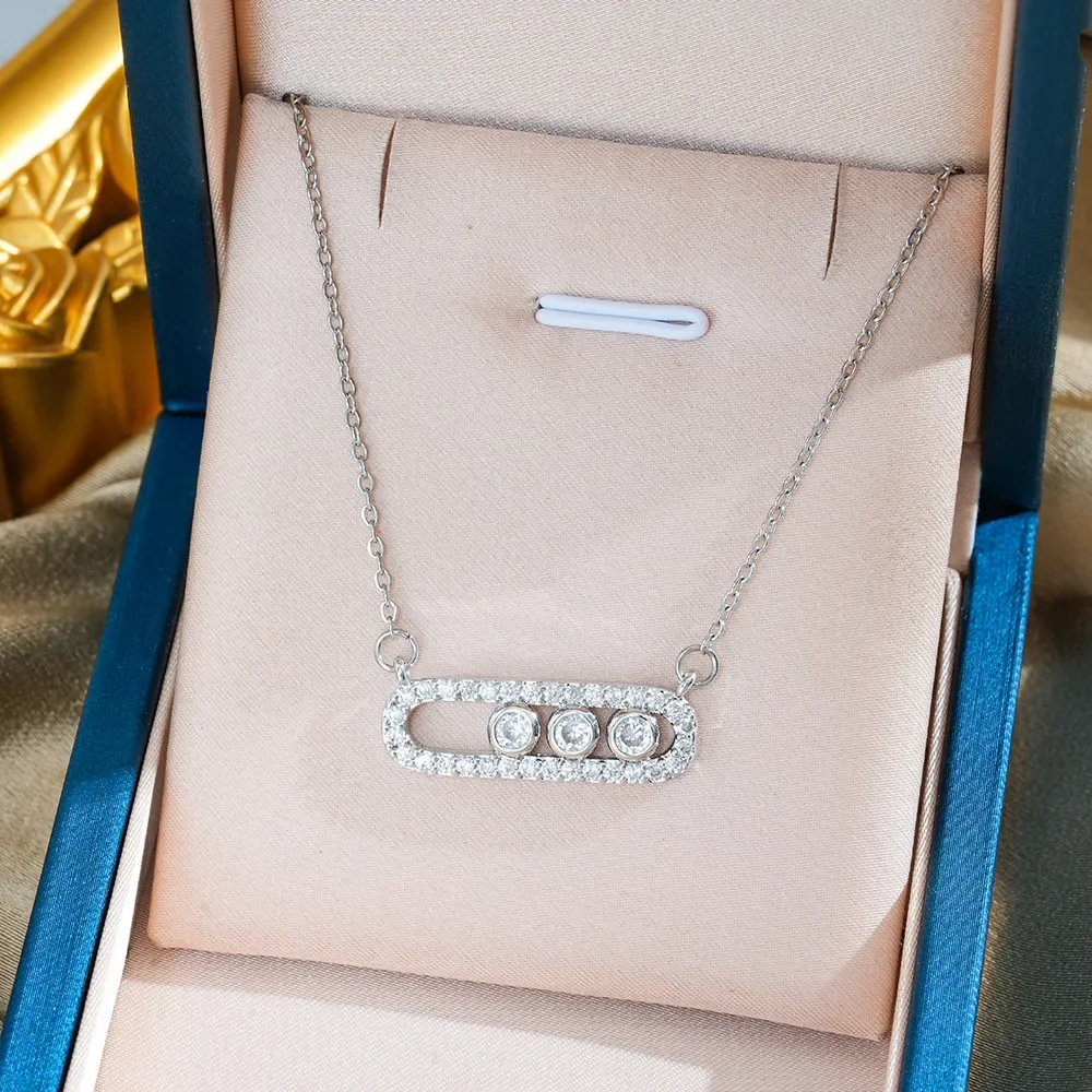 Модное и простое колье Masica из титановой стали с тремя бриллиантами, подчеркивающее женскую индивидуальность.