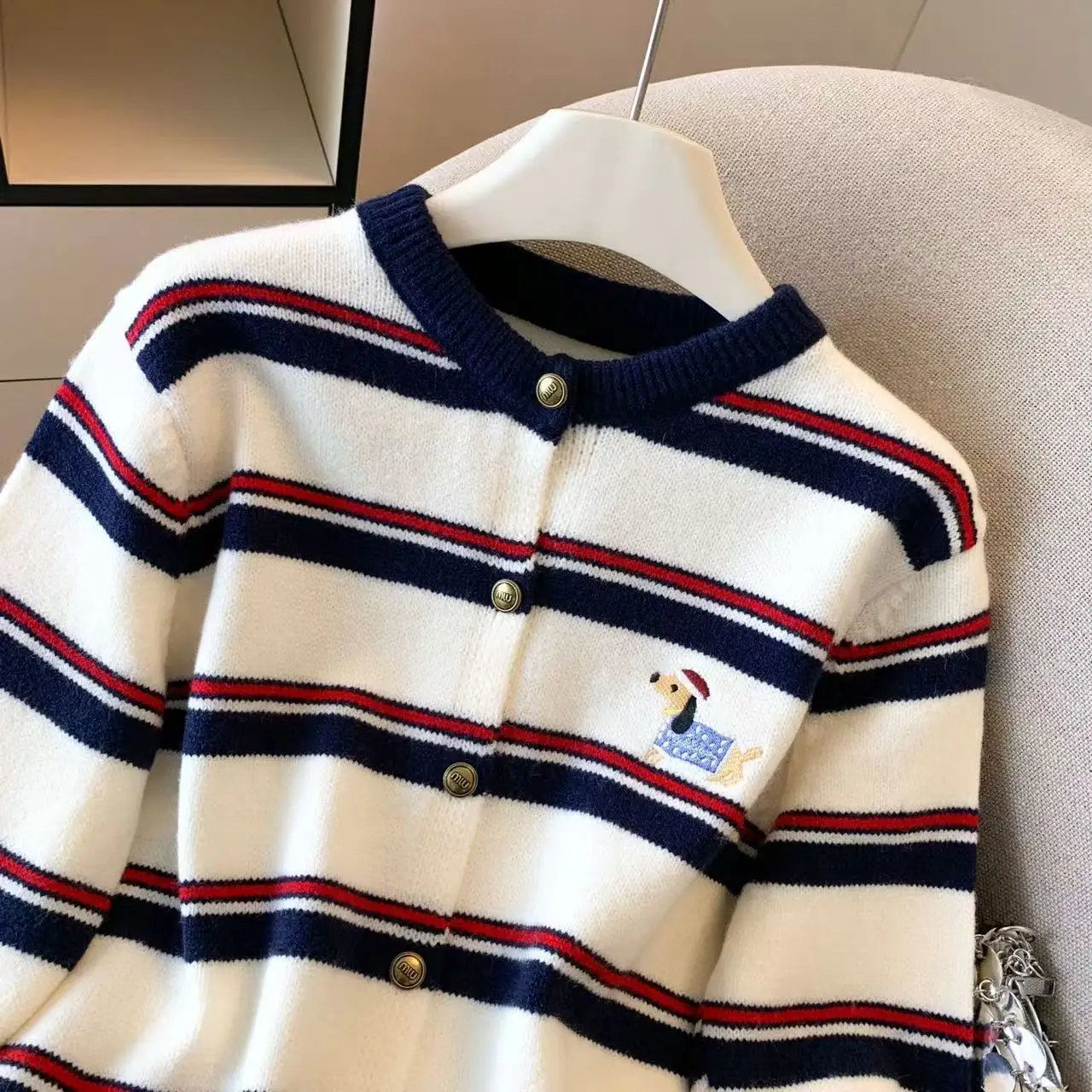 Maglione ricamato cane bassotto cartone animato a righe bianche da donna coreano ufficio ragazza alla moda autunno nuovo cardigan lavorato a maglia