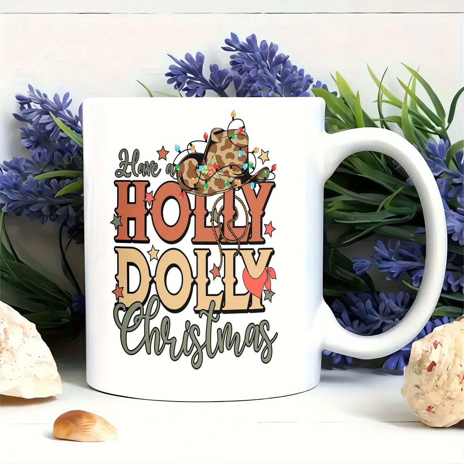 

Рождественская керамическая кружка Holly Dolly на 11 унций — праздничный праздничный дизайн с мультяшным оленем и шляпой Санты — идеально подходит для кофе, чая, горячего