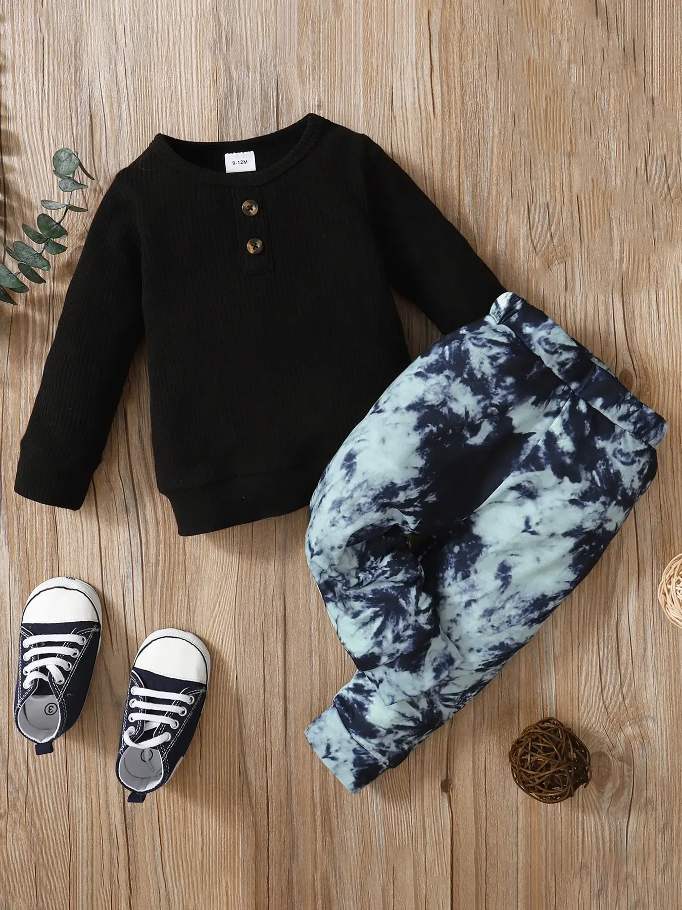 2-teiliges Set für Babyjungen, lässiges, vielseitiges, einfarbiges, langärmeliges Rundhals-Oberteil + lange Hose mit Batikmuster, zweiteiliges Set – Detail 1