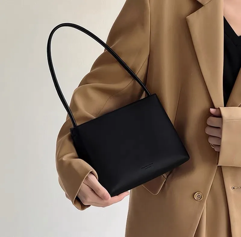 Bolso cuadrado pequeño y elegante para mujer, bolsa de hombro minimalista con textura de viaje, versión coreana, color negro, novedad de 2023