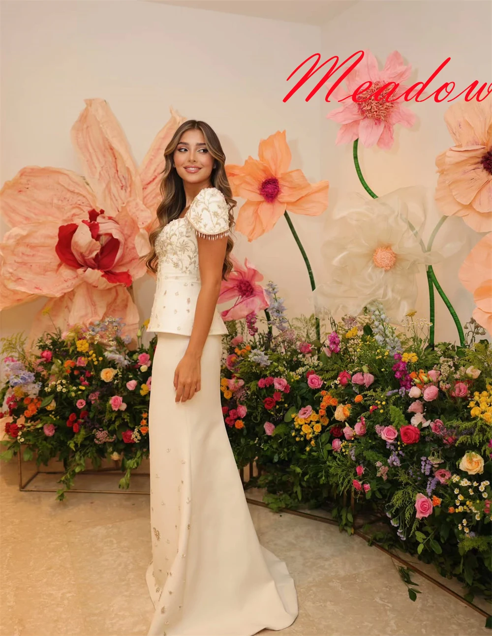 

Customized Exquisite White Satin Bridal Gowns Elegant Strapless Short Sleeves Wedding Dress Chapel Train Backless Robe de mariée