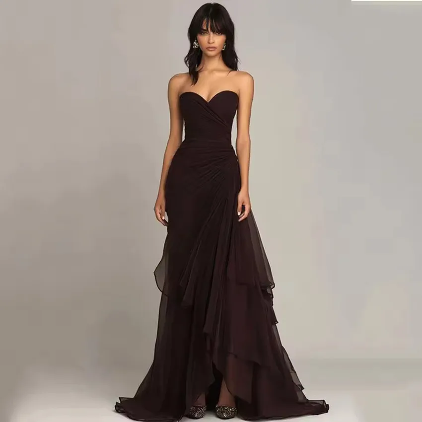 فستان سهرة شيفون بني مخصص بدون حمالات بدون أكمام على شكل حرف A مناسبة رسمية فستان متدرج كشكش مطوي فيستدوس دي فييستا #1