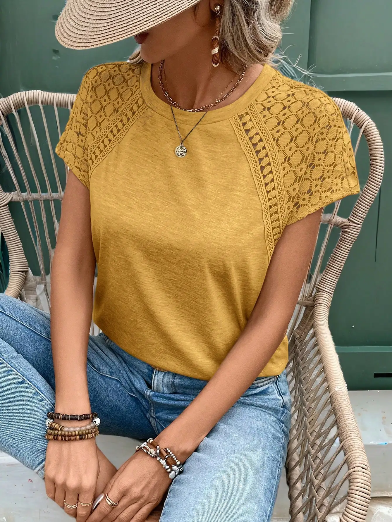 

Элегантная женская футболка с короткими рукавами и кружевными вставками