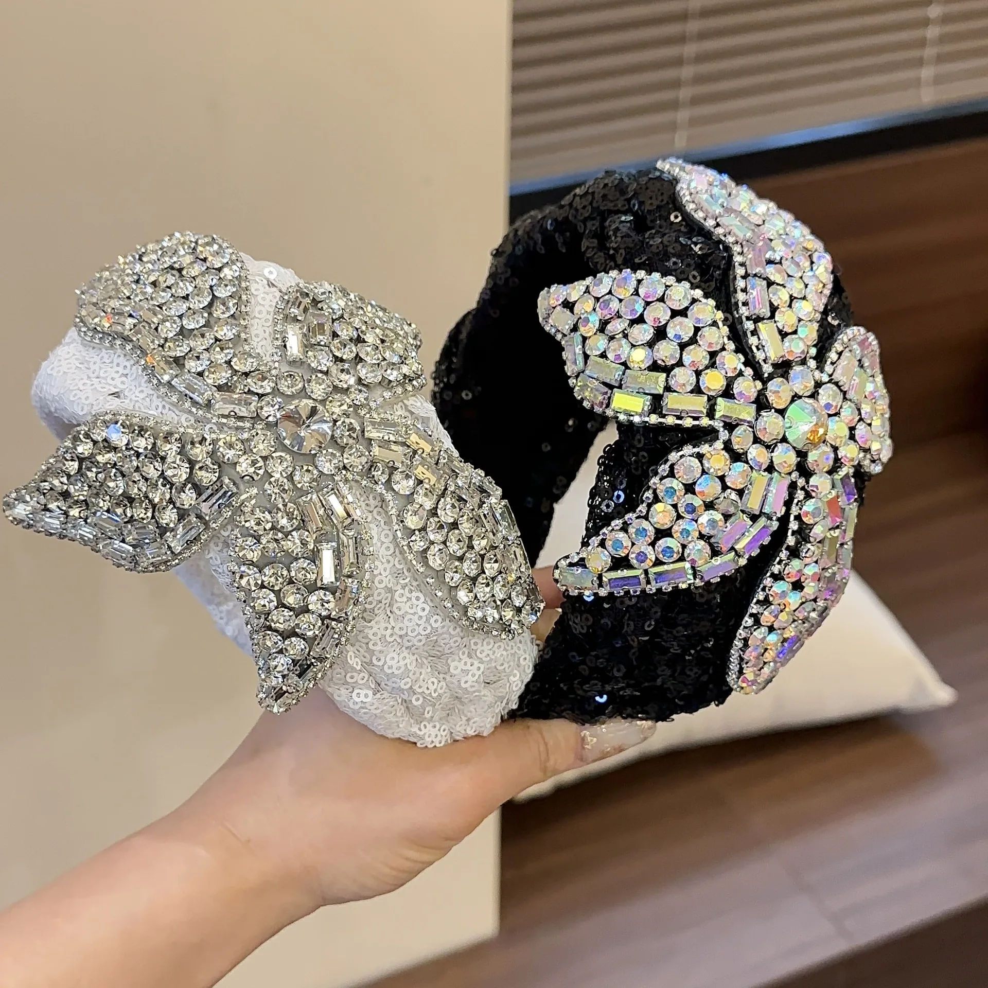 

Повязка для волос в стиле барокко с бриллиантами и цветком, повязка на голову, высококачественная повязка на голову в западном стиле, ретро, тяжелая цепочка с блестками и бриллиантами, аксессуары для волос