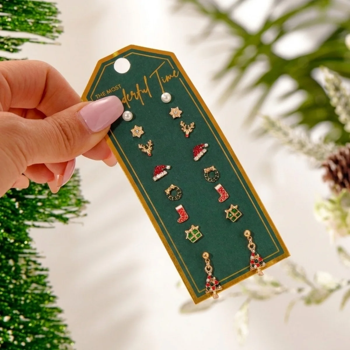8 Paar/Set Strass-Weihnachtsbaum-Mütze Schneeflocke Elch Kranz Socken Geschenkbox Kleine Ohrstecker für Damen Weihnachten Neujahr Schmuck – Detail 18