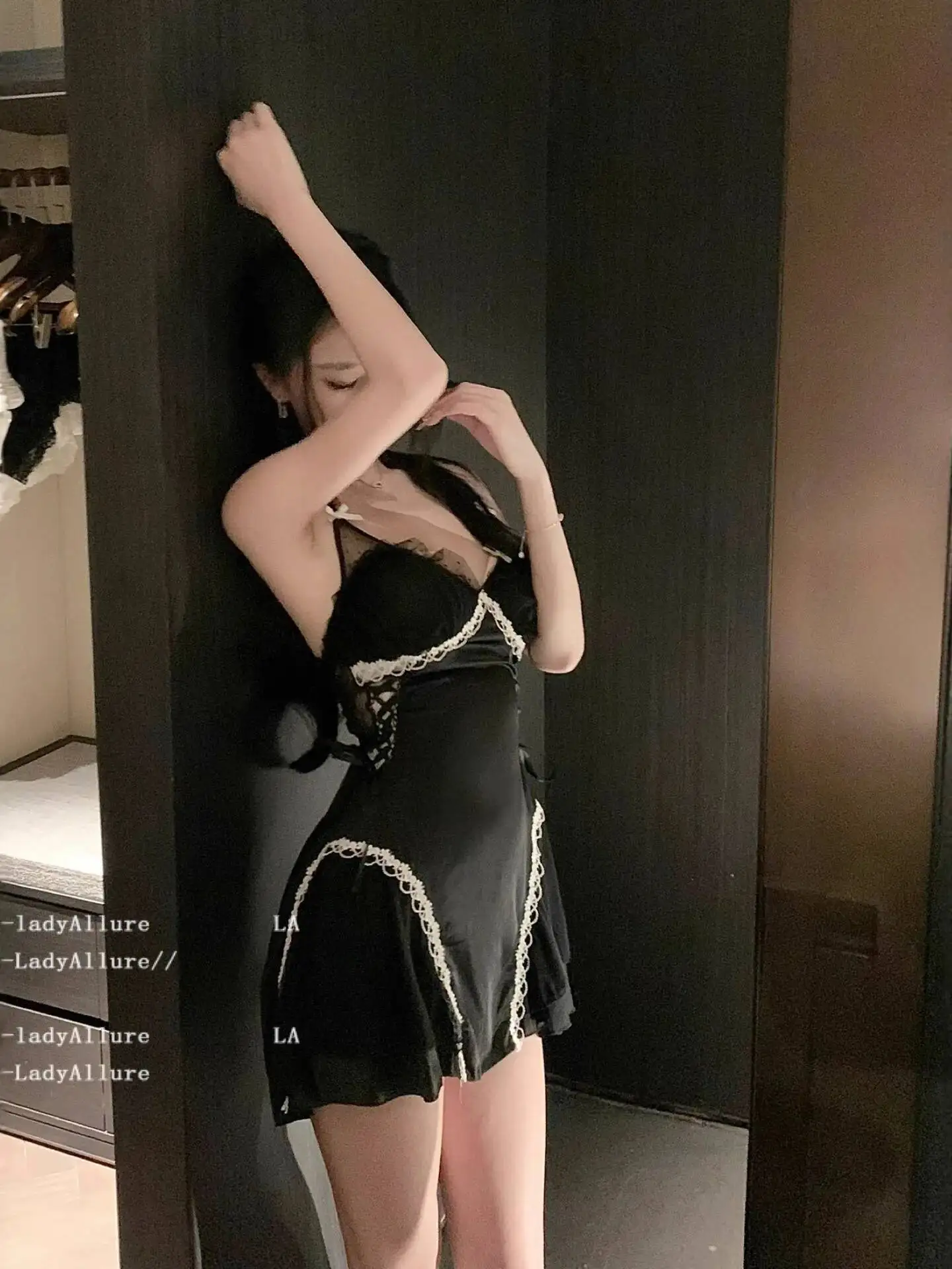 胸パッド付きレースフレンチピュアディザイアセクシーディープVネックサテンスリムフィットドレスバックレスディープVサスペンダーノースリーブドレスエレガントDQUC