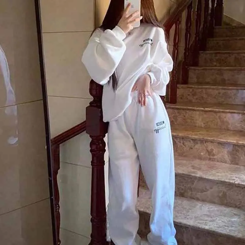 ชุดกีฬาแฟชั่นสำหรับผู้ชาย ไซส์ใหญ่ เสื้อสเวตเตอร์และกางเกงขายาว แขนยาว สำหรับฤดูใบไม้ร่วงและฤดูหนาว สวมใส่สบาย ผลิตจากเส้นใยโพลีเอสเตอร์