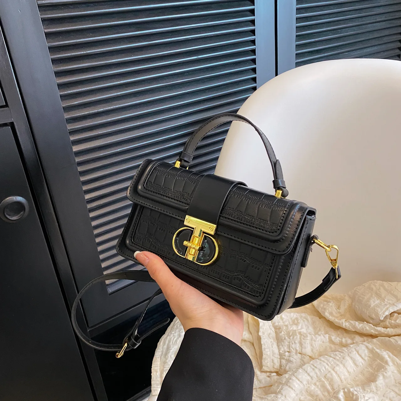 

Высококачественная текстурированная однотонная сумка-коробка на осень и зиму, новая маленькая нишевая роскошная маленькая квадратная сумка через плечо на одно плечо