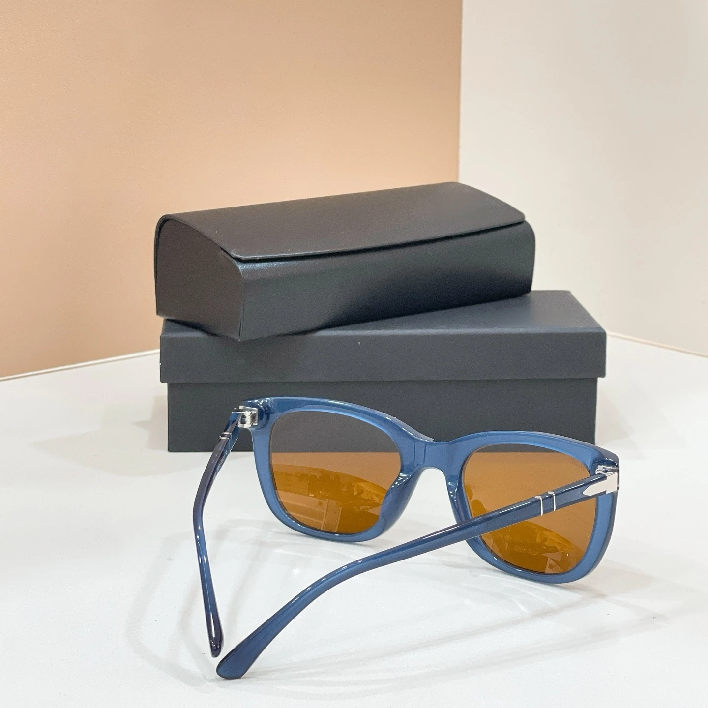 3372-S Fashion Sunglasses Man Woman, Iconic Retro Square Silver Design, UV Blocking Dark Green Lens, Elevate Your Casual Outfit