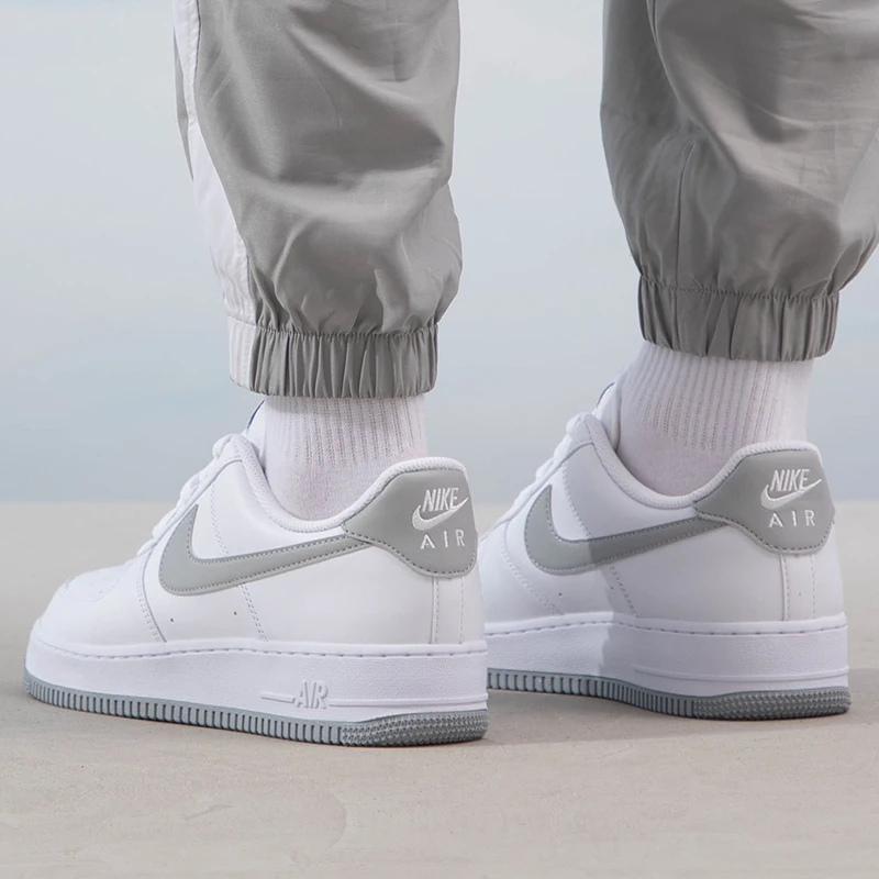 Nike AIR FORCE 1 '07 รองเท้าผู้ชาย 2024 ฤดูใบไม้ร่วงแนวโน้มแฟชั่นยอดนิยมสบายเบาะกีฬารองเท้าลําลอง FJ4146-100