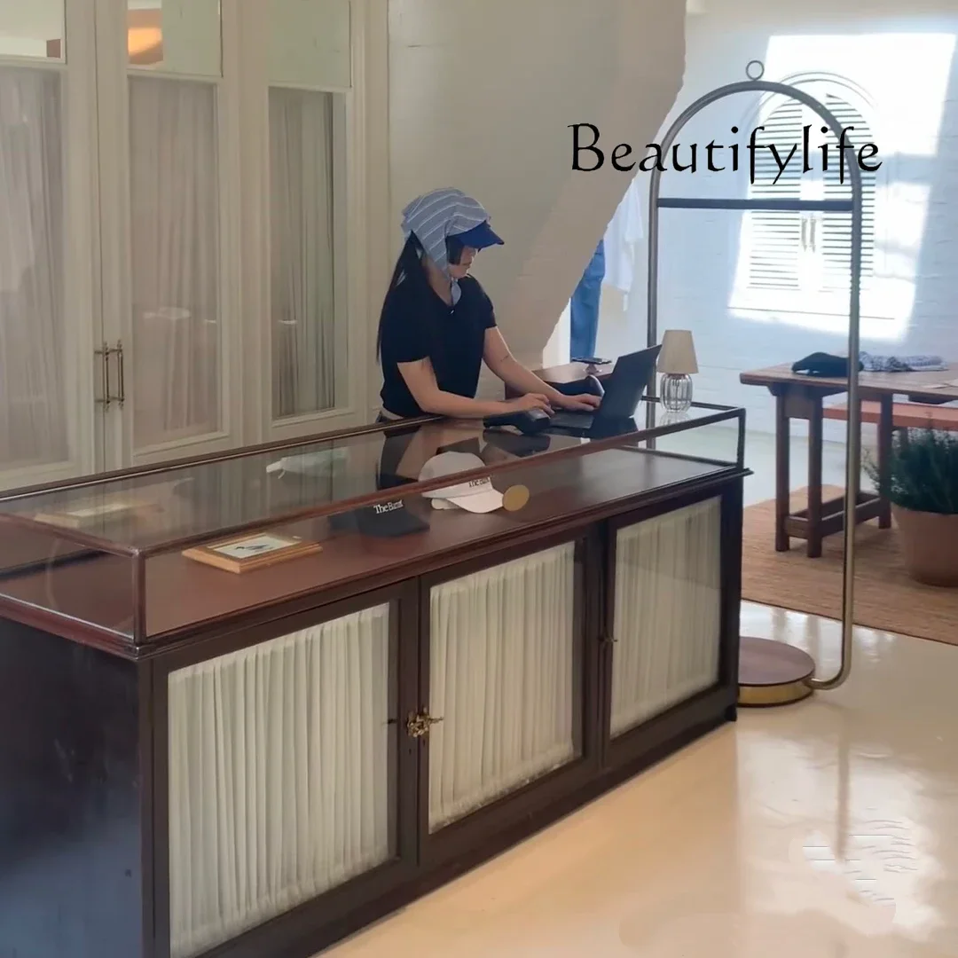 

Витрина-шкаф для женской одежды XX Clothing Store Nakajima: демонстрационный шкаф-локер из орехового дерева со стеклянными боковинами