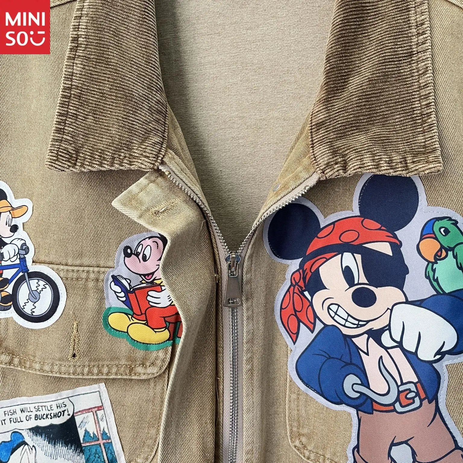 Disney2025 الخريف جديد الكرتون لطيف نمط ملصق الأدوات سترة BF نمط زوجين الدنيم سترة أعلى