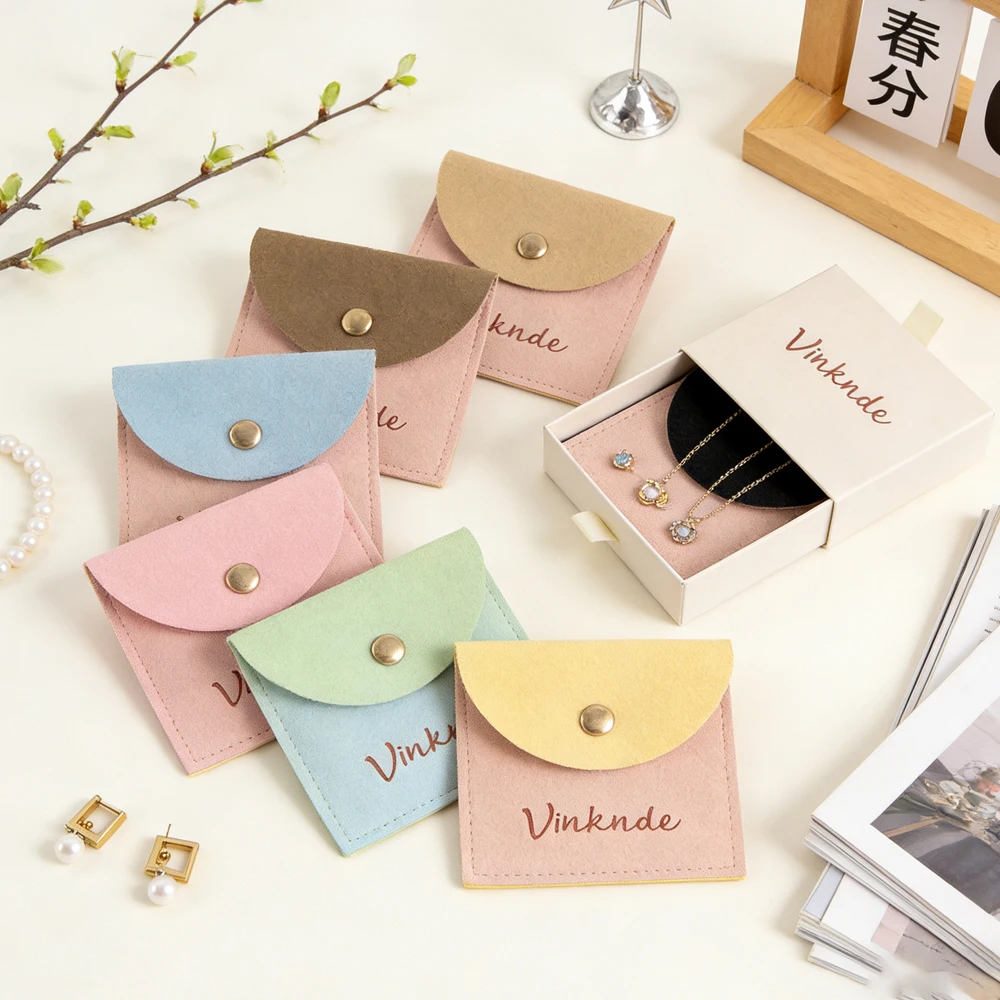 

50 шт., сумка для ювелирных изделий из микрофибры, индивидуальный логотип, 6x6 см, бархатный конверт, сумка на пуговицах, кольцо, серьги, браслет, кулон, упаковочный мешок для хранения