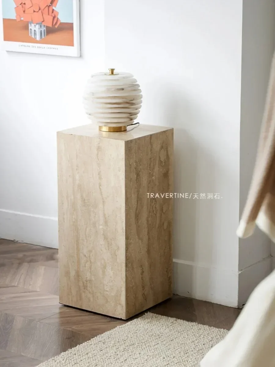 Huangdong stenen basisornament, stenen pijlerbasis van vloer tot plafond naast de tv-kast in de entree van de woonkamer