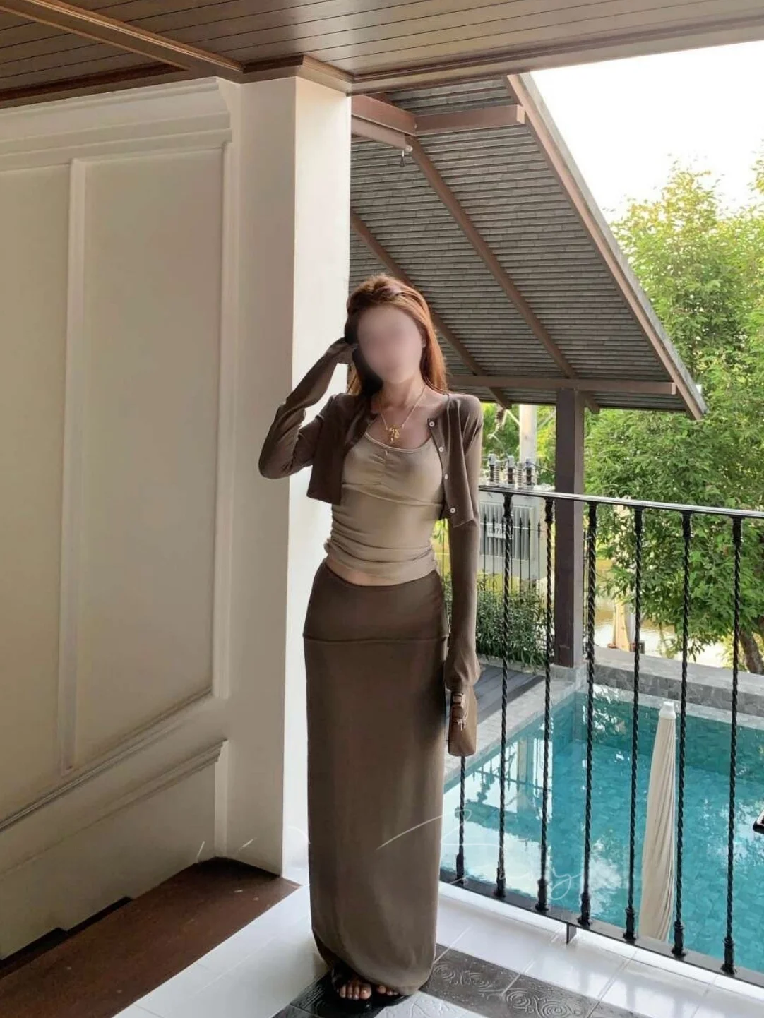 

Весенне-летний женский комплект из трех предметов: укороченный кардиган, топ на бретельках и юбка. Свободный крой, стройнящий силуэт, базовый стиль, модный комплект.